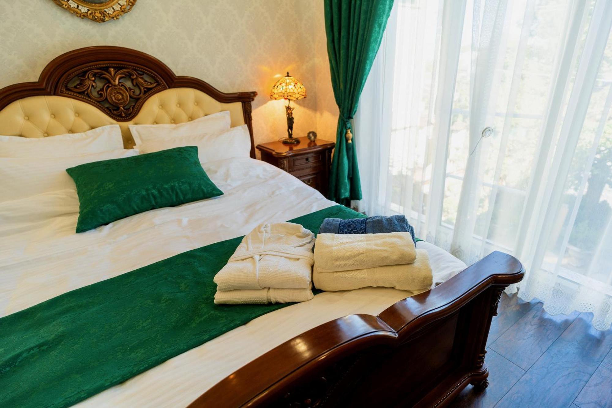Luxurious Villa With Lush Garden And Huge Terrace Near Herastrau Park Bukarest Eksteriør billede