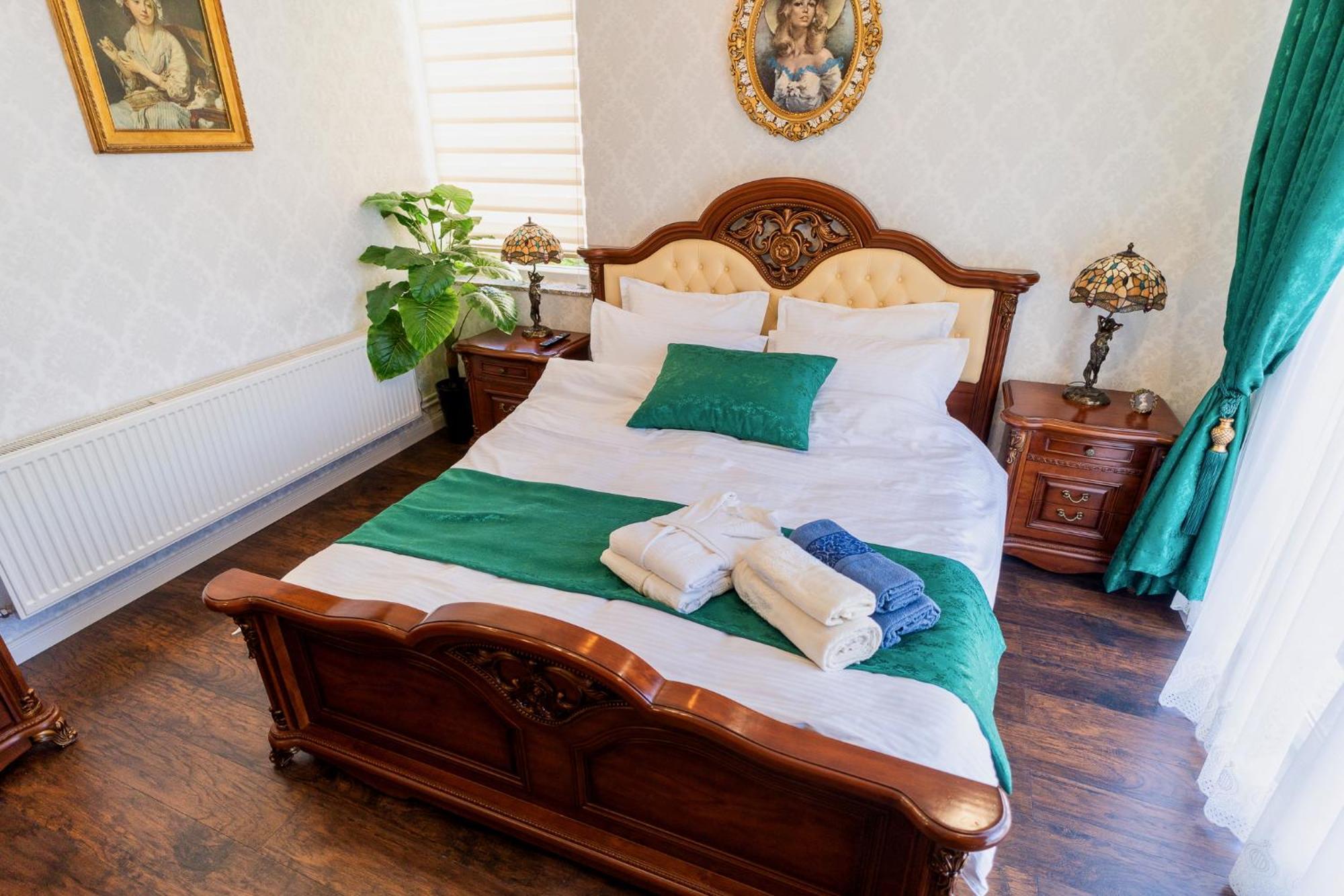 Luxurious Villa With Lush Garden And Huge Terrace Near Herastrau Park Bukarest Eksteriør billede