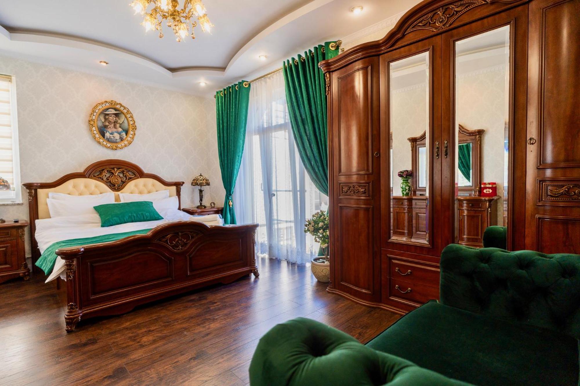 Luxurious Villa With Lush Garden And Huge Terrace Near Herastrau Park Bukarest Eksteriør billede