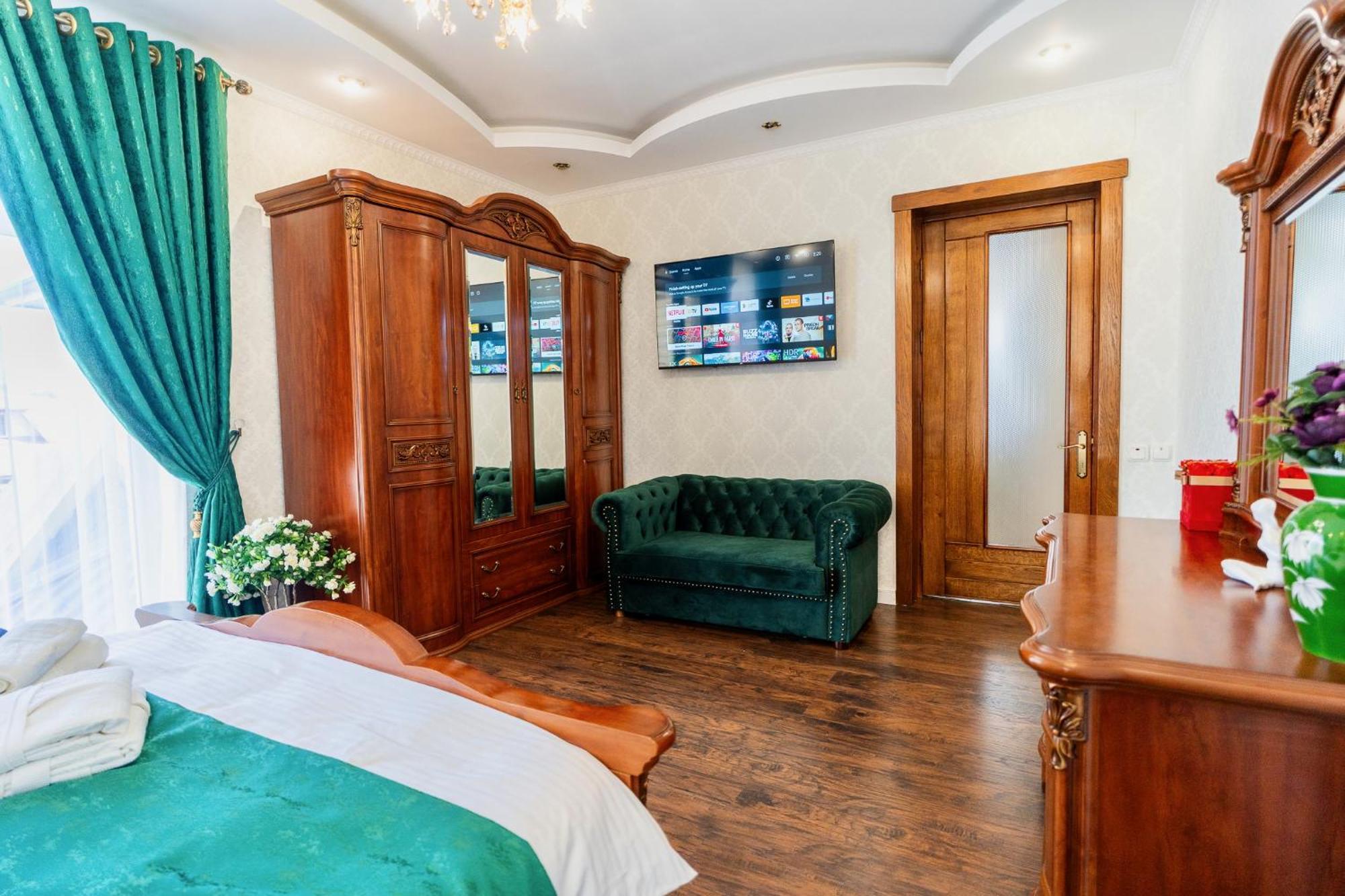 Luxurious Villa With Lush Garden And Huge Terrace Near Herastrau Park Bukarest Eksteriør billede