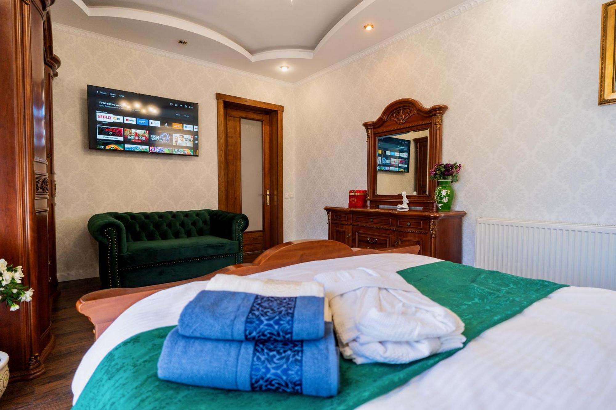 Luxurious Villa With Lush Garden And Huge Terrace Near Herastrau Park Bukarest Eksteriør billede