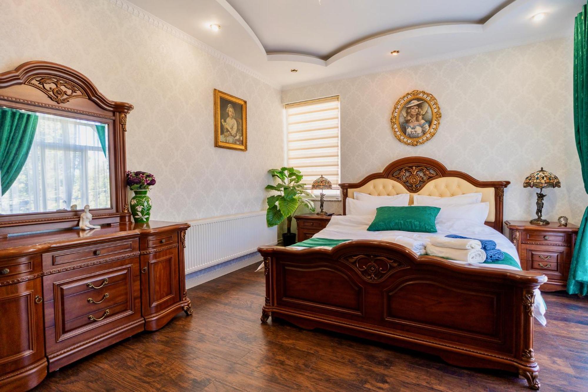 Luxurious Villa With Lush Garden And Huge Terrace Near Herastrau Park Bukarest Eksteriør billede