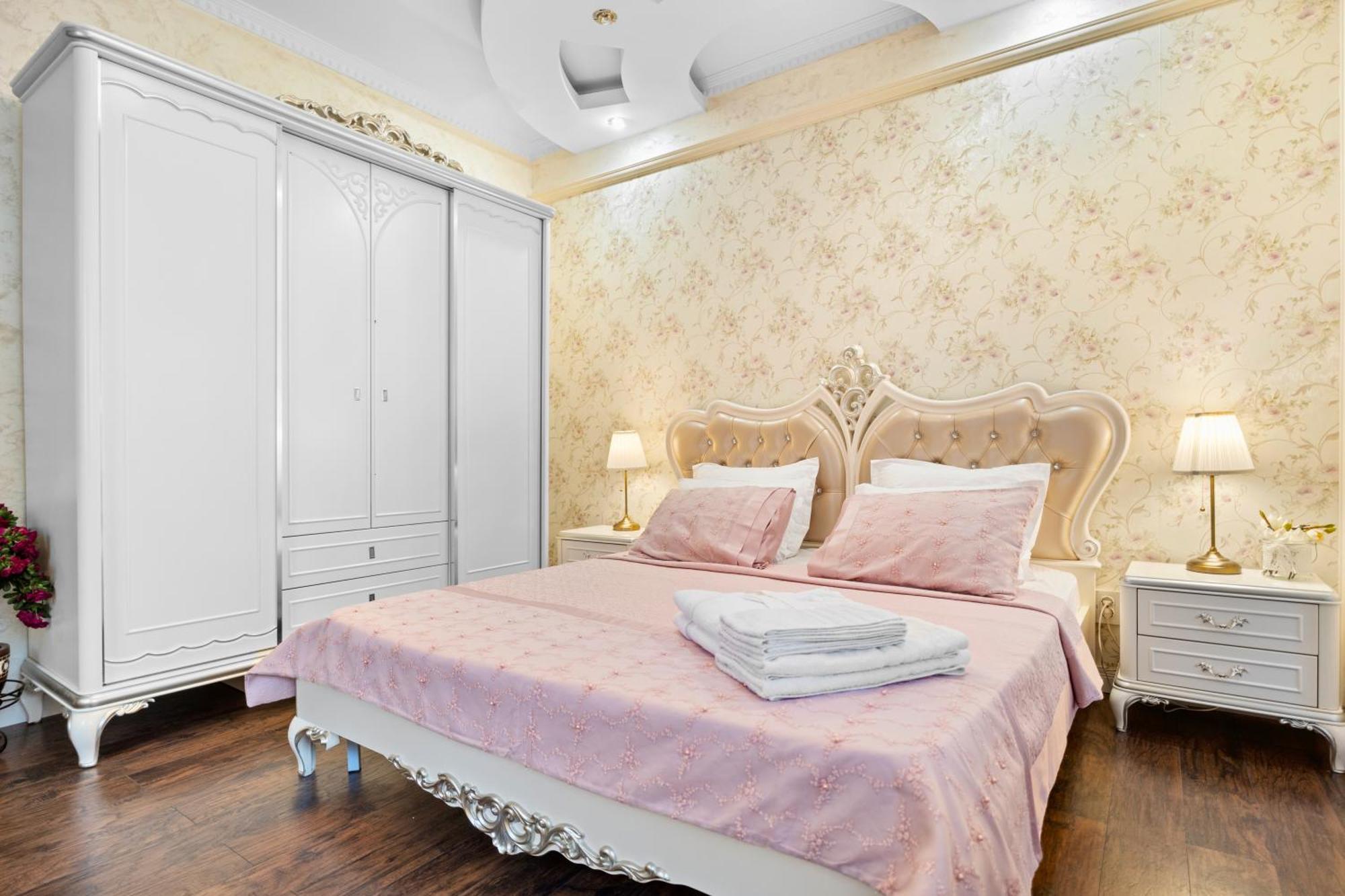 Luxurious Villa With Lush Garden And Huge Terrace Near Herastrau Park Bukarest Eksteriør billede