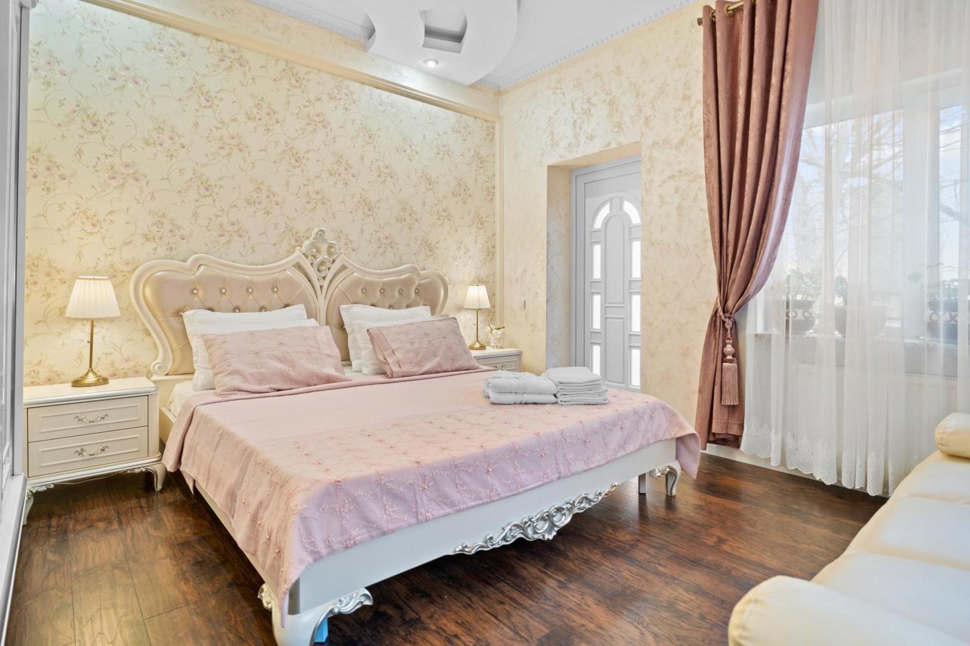 Luxurious Villa With Lush Garden And Huge Terrace Near Herastrau Park Bukarest Eksteriør billede