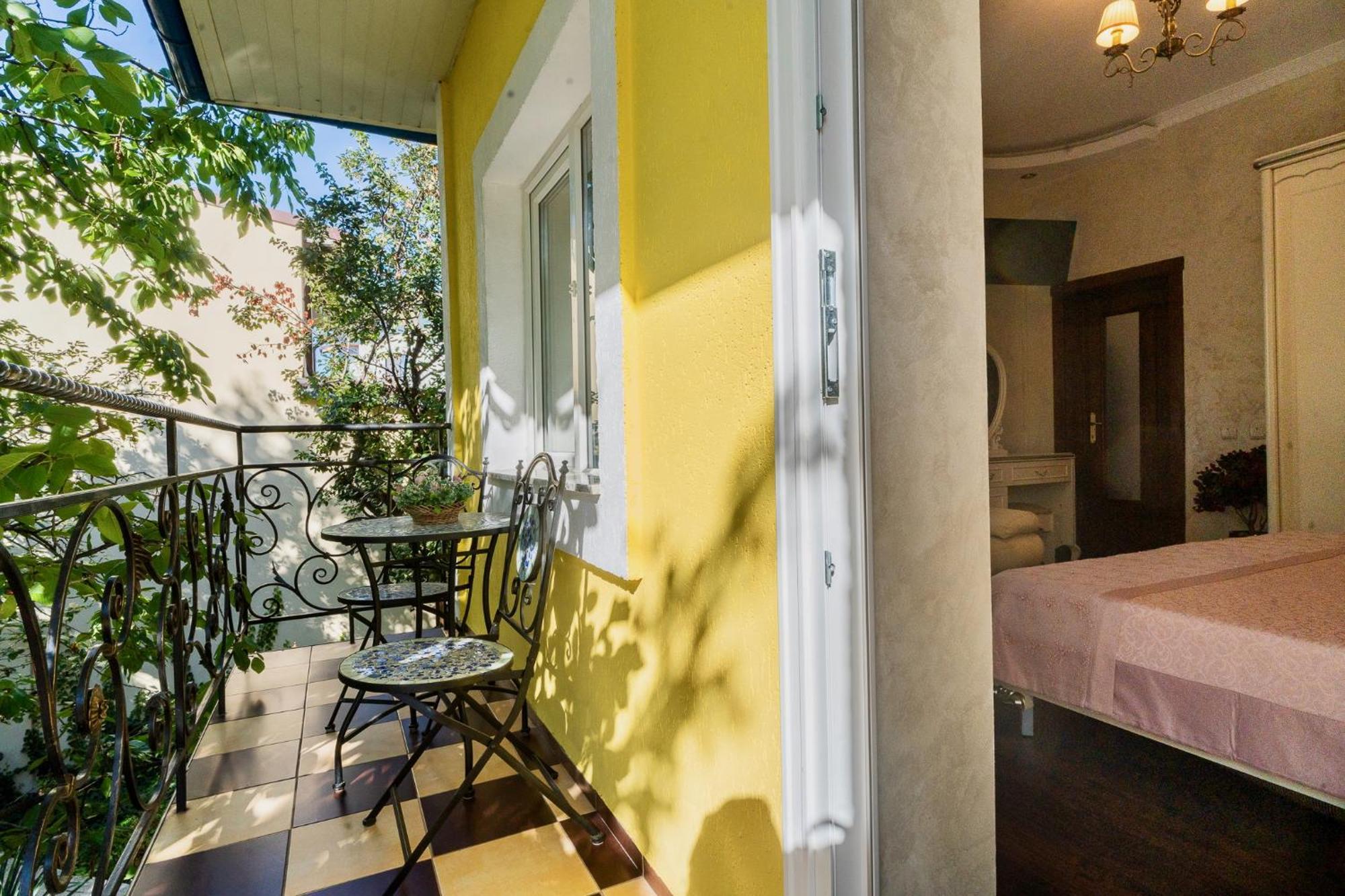 Luxurious Villa With Lush Garden And Huge Terrace Near Herastrau Park Bukarest Eksteriør billede