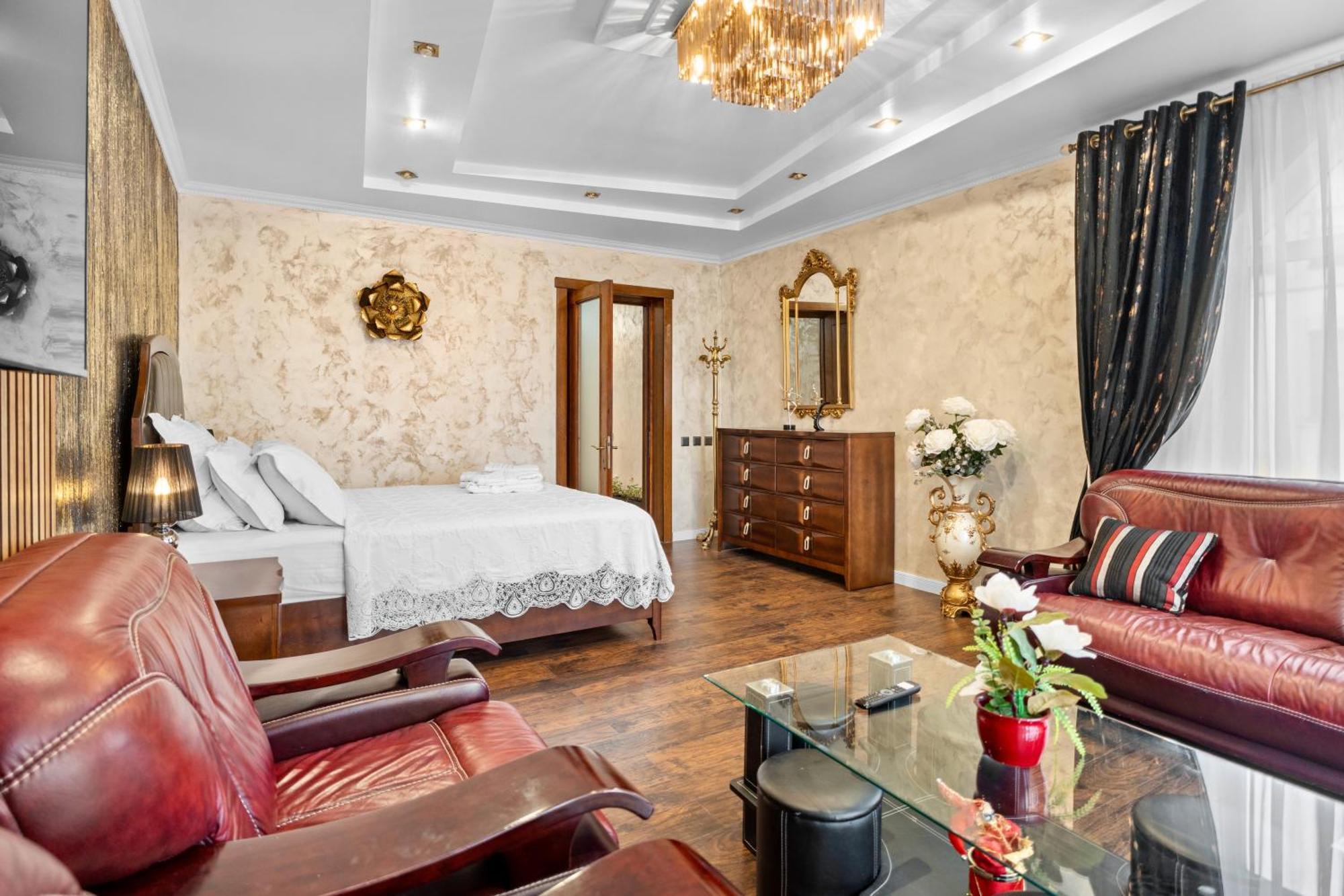 Luxurious Villa With Lush Garden And Huge Terrace Near Herastrau Park Bukarest Eksteriør billede