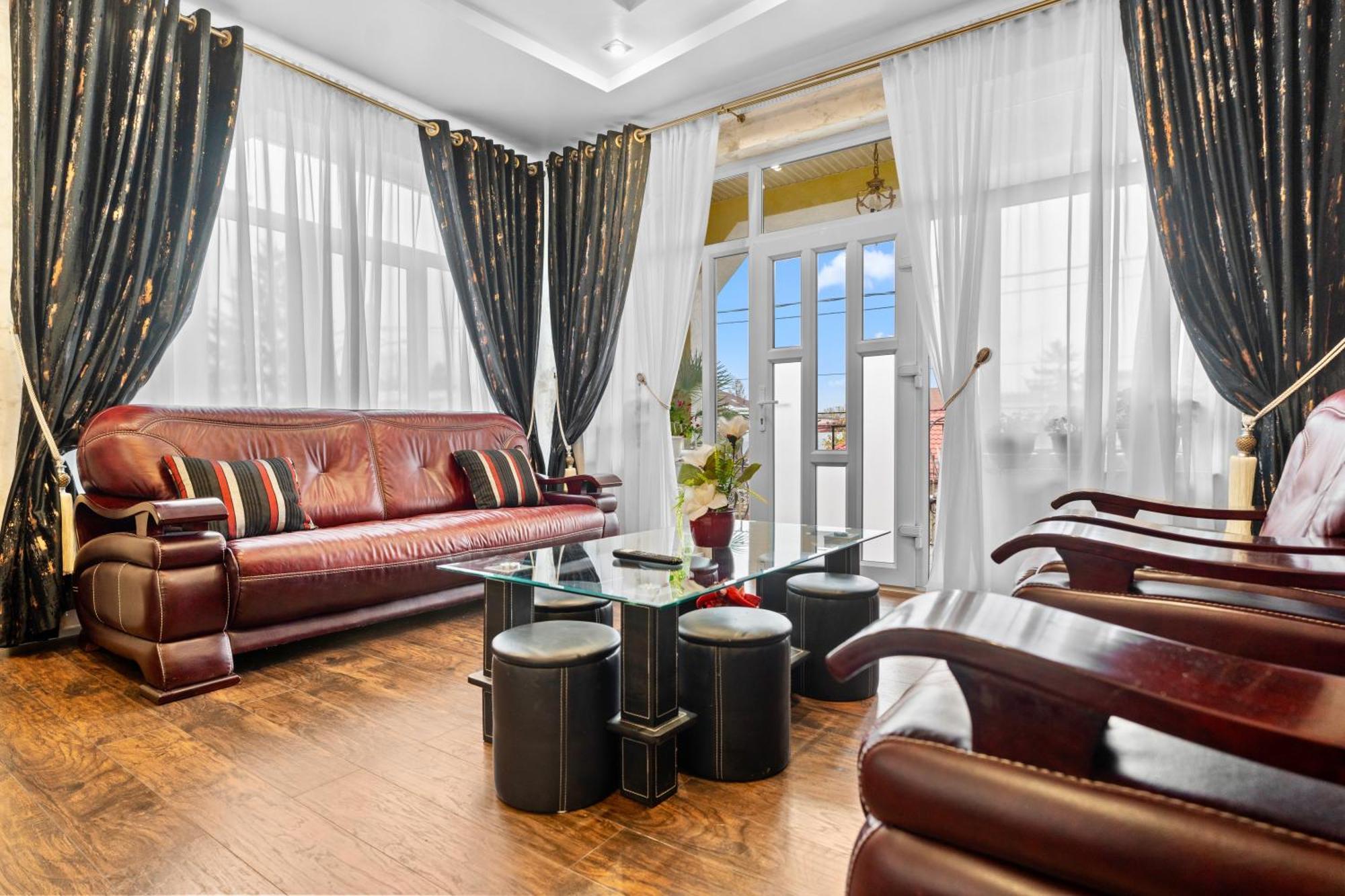 Luxurious Villa With Lush Garden And Huge Terrace Near Herastrau Park Bukarest Eksteriør billede