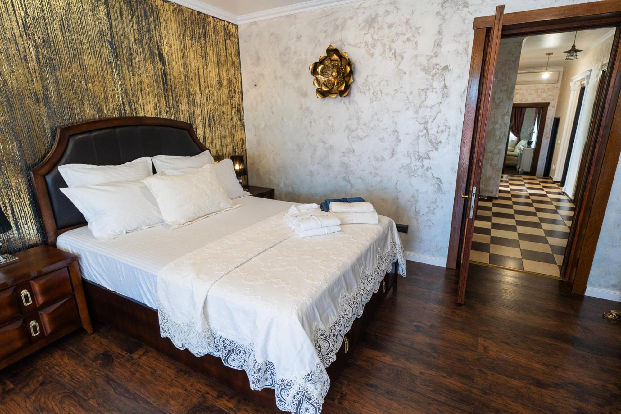 Luxurious Villa With Lush Garden And Huge Terrace Near Herastrau Park Bukarest Eksteriør billede