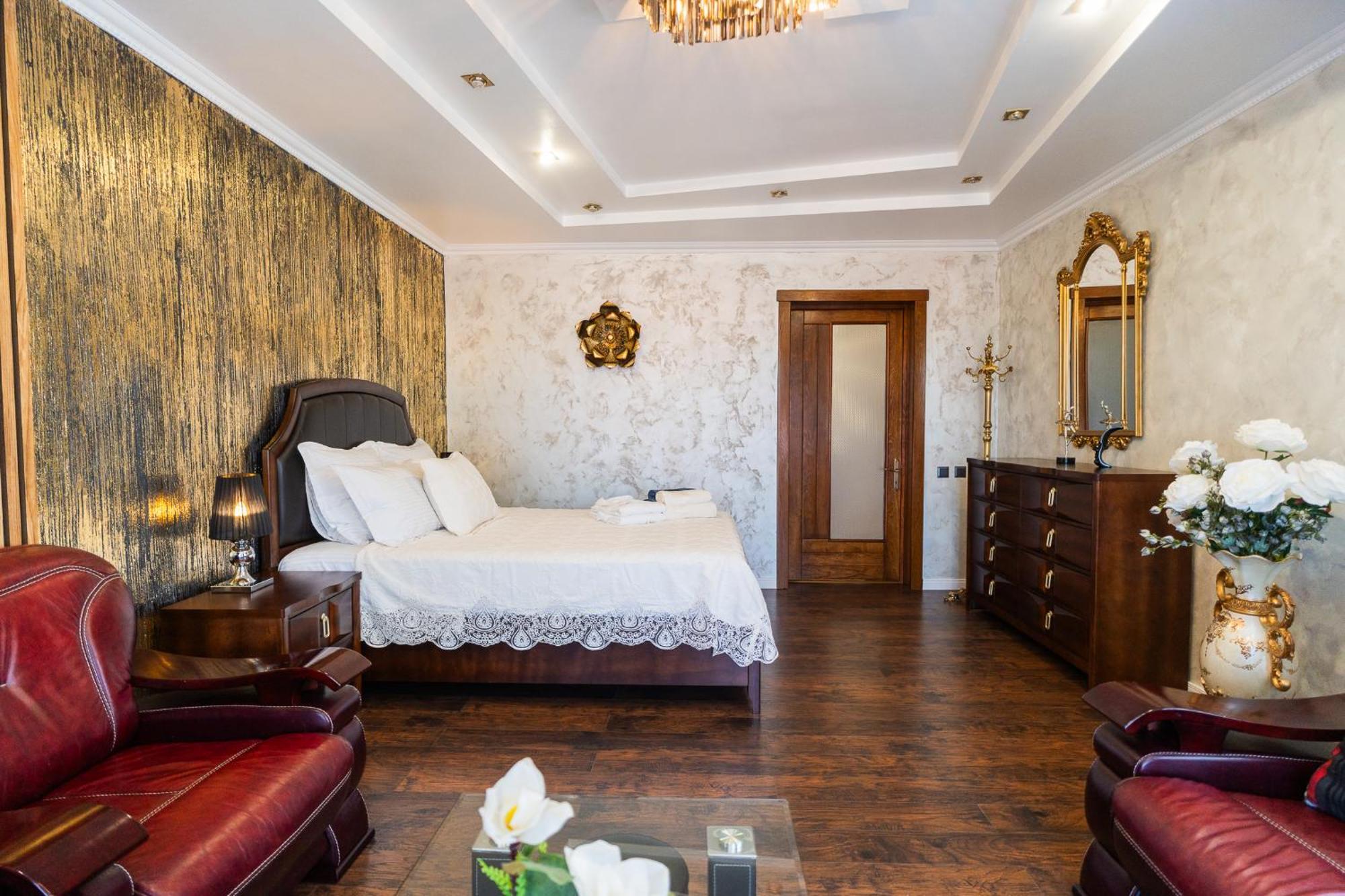 Luxurious Villa With Lush Garden And Huge Terrace Near Herastrau Park Bukarest Eksteriør billede