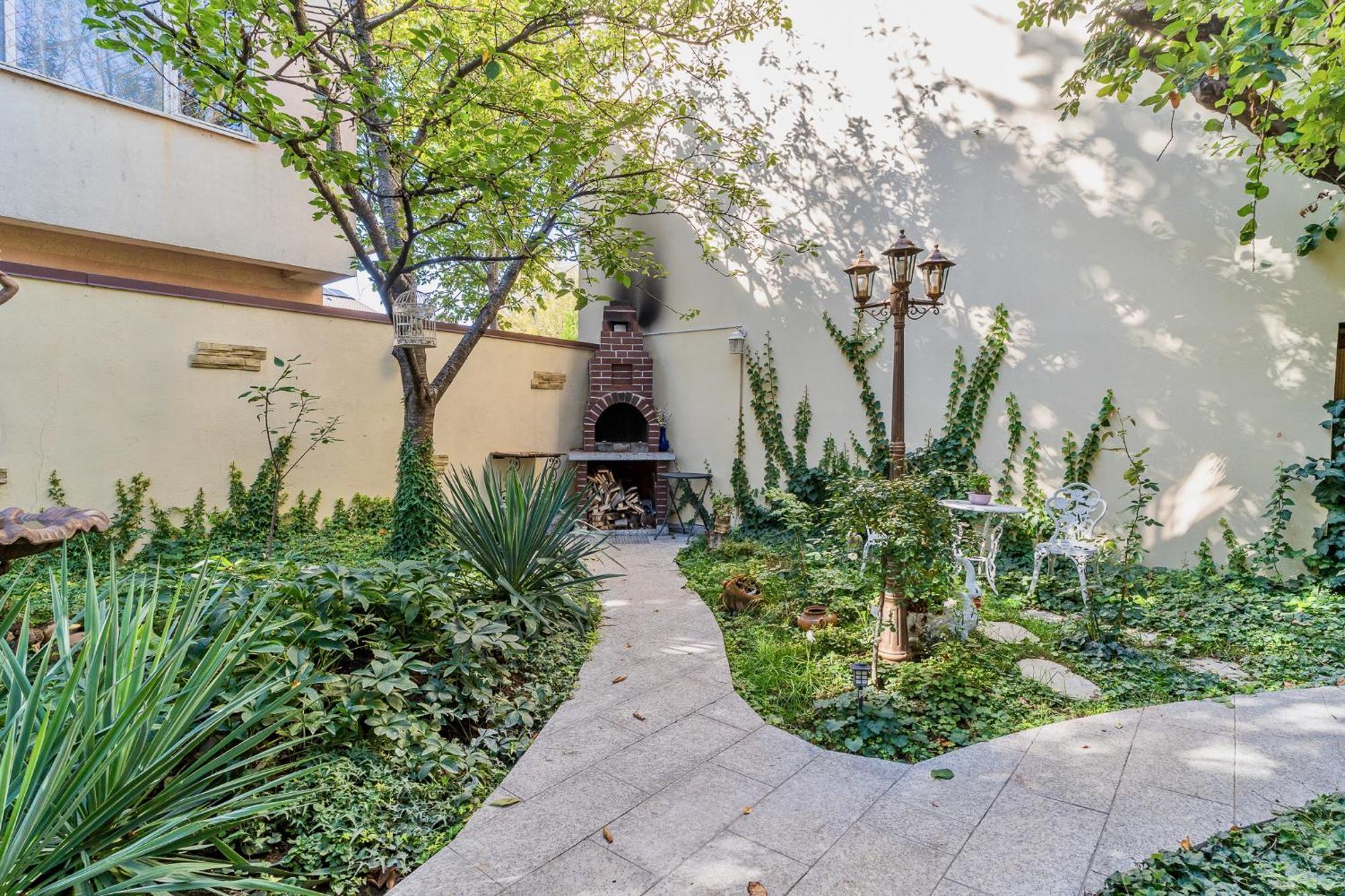 Luxurious Villa With Lush Garden And Huge Terrace Near Herastrau Park Bukarest Eksteriør billede