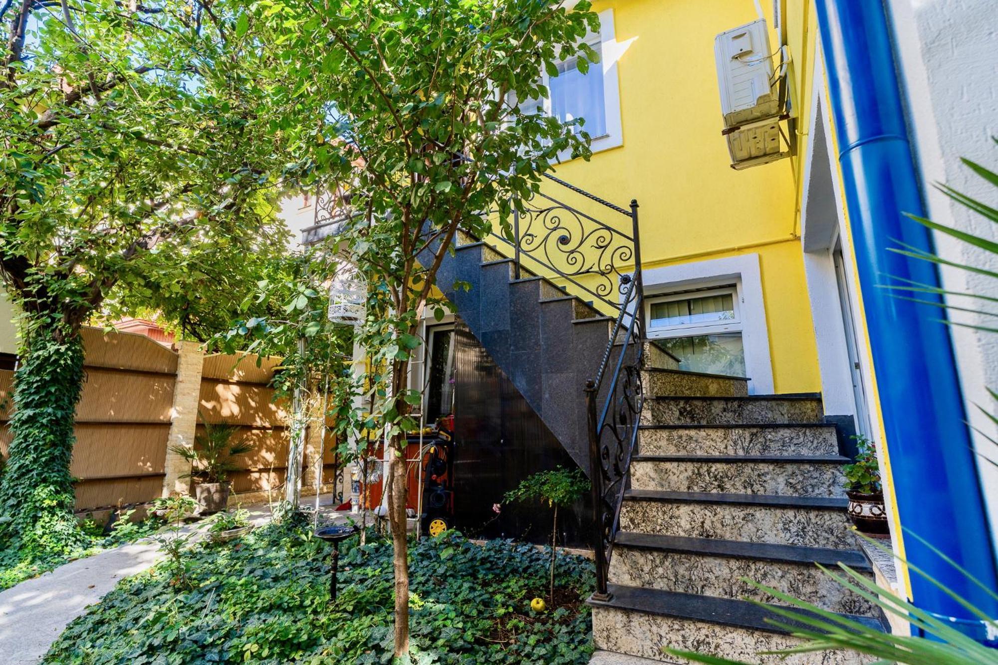 Luxurious Villa With Lush Garden And Huge Terrace Near Herastrau Park Bukarest Eksteriør billede