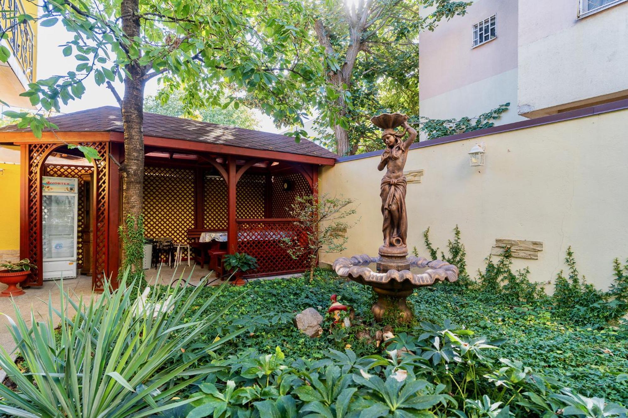 Luxurious Villa With Lush Garden And Huge Terrace Near Herastrau Park Bukarest Eksteriør billede