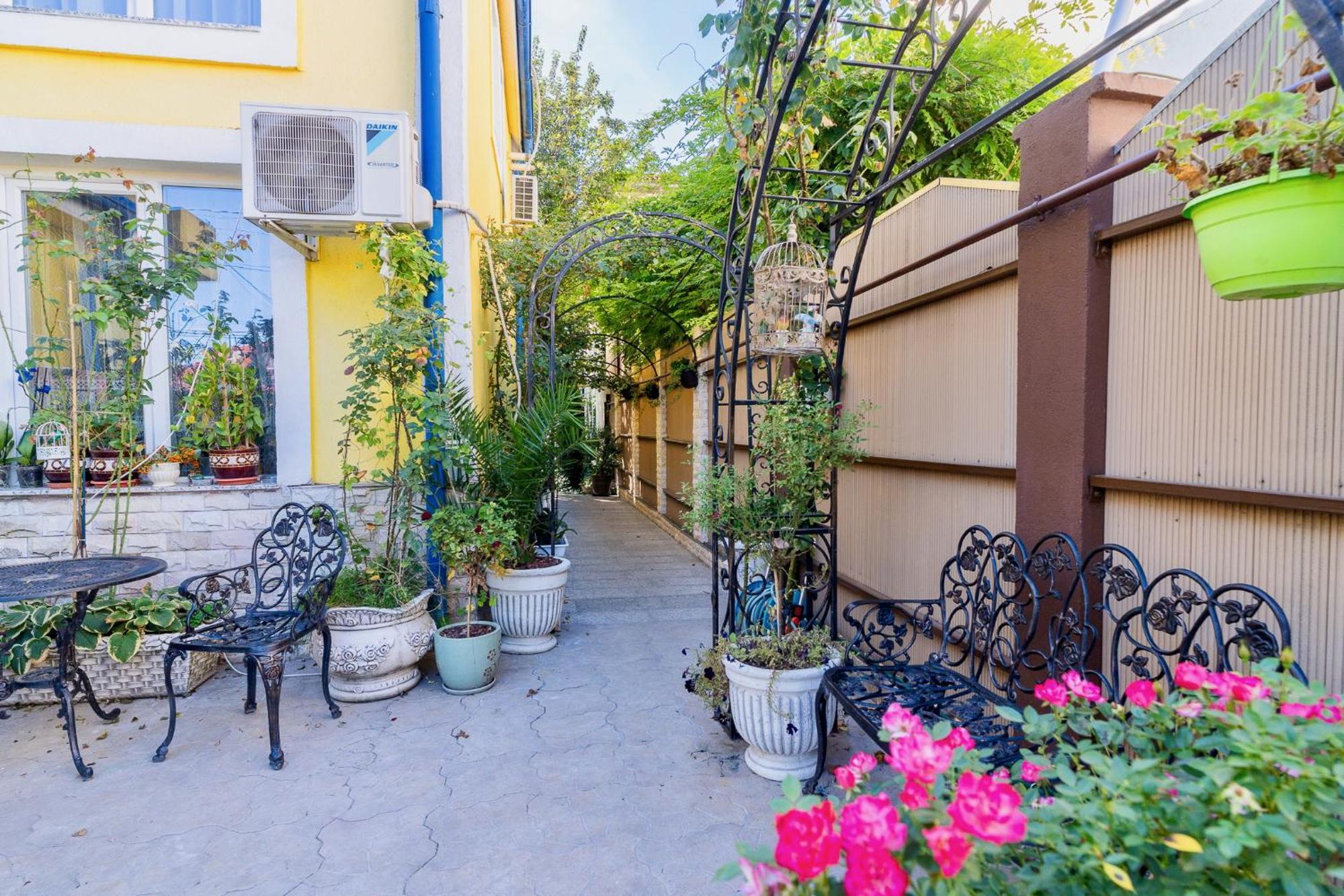 Luxurious Villa With Lush Garden And Huge Terrace Near Herastrau Park Bukarest Eksteriør billede